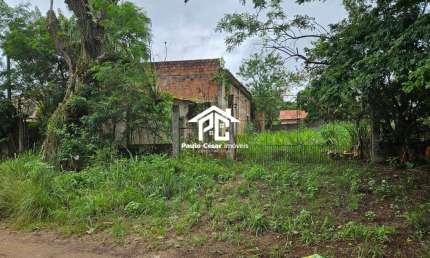 2 Lotes com total de 900m²  com um Galpão de 200m² construído precisando de reformas.  15 minutos do centro de Araruama.