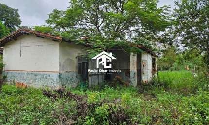 Lote com total de 450m² contendo uma benfeitoria .  Casa antiga com 2 quartos, sala, cozinha e banheiro. 15 minutos do Centro de Araruama