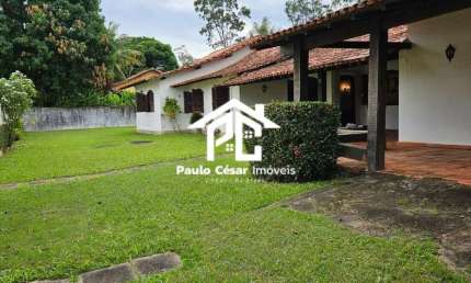 Com 05 Quartos sendo 03 suítes, 02 banheiros, sala com 02 ambientes, cozinha, varandas, garagem coberta para 04 carros, cisterna, pomar. Próxima a lag