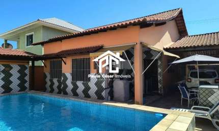 Casa com 3 quartos sendo uma suíte, sala, cozinha, 02 banheiros, área de serviço, garagem coberta para 2 carros, área gourmet e piscina. Condomínio co