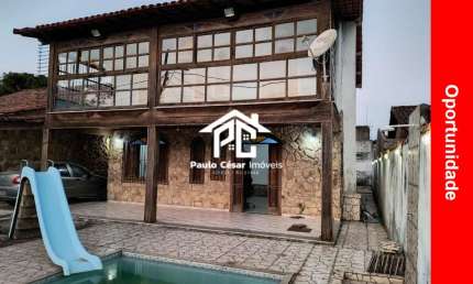 Casa com 4 quartos sendo 3 suítes, sala com lareira, cozinha, banheiro social, área de serviço, garagem, piscina, churrasqueira e ótimo quintal.
