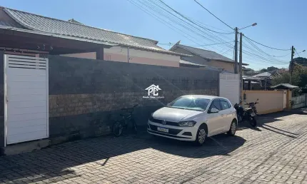 Casa em Condomínio à Venda em Araruama-RJ, Bairro Praça da Bandeira - 2 quartos, 1 suíte, 1 sala, 2 banheiros, 1 vaga