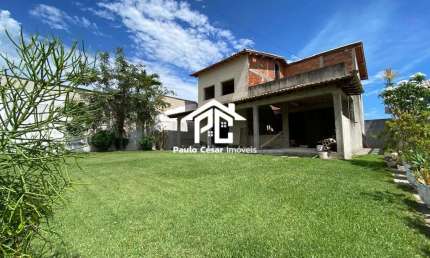 Espetacular casa à venda em Araruama-RJ, bairro Pontinha: 4 quartos, 4 suítes, 1 vaga de garagem, 300m²!