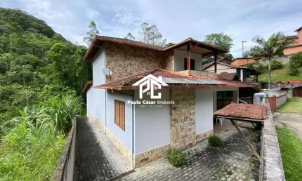 Casa à venda em Lumiar, Nova Friburgo-RJ: 3 quartos, 2 suítes, 1 sala, 2 banheiros, 3 vagas, 260,00 m² de área.