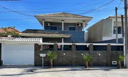 Excelente Casa duplex em condomínio, com 04 quartos sendo 01 suíte com banheira de hidromassagem, quartos com ar condicionado, piscina