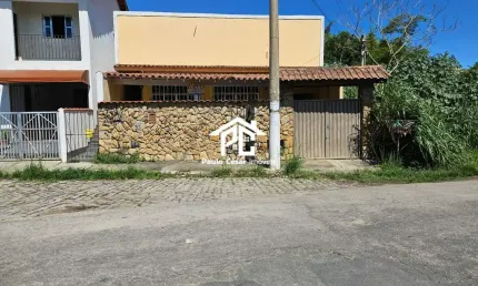 Imperdível oportunidade de adquirir casa na praça da bandeira em araruama-rj, com 1 quarto, 1 sala, 1 banheiro e garagem.