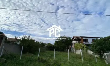 Terreno de 450m² na pontinha, araruama-rj: ótima localização, próximo à lagoa, elevado e sem muro!
