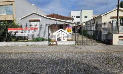 Casa à venda no Centro de Araruama-RJ: 1 quarto, 1 sala, 1 vaga de garagem, 438,00 m² de área. Aproveite!