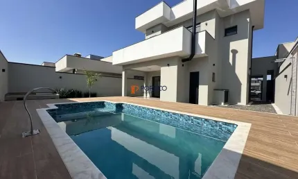 Sobrado com 3 suítes e piscina no Royal Garden em Paulínia!