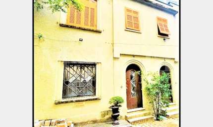 Casa em vila: Rua Piauí, com área 75,00m². Vaga para 1 automóvel  6 salas. 2 banheiros.