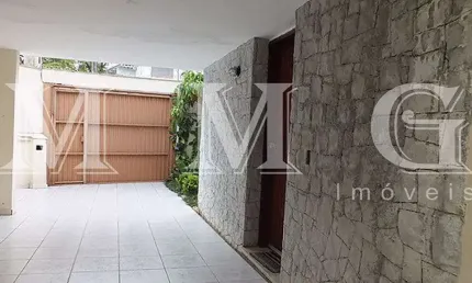 Amplo sobrado de 234m² com 4 dormitórios sendo uma suíte e 2 vagas próximo ao metro Vila Mariana
