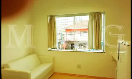 Studio, mobiliado, cozinha com armário, tipo americana, ótimo