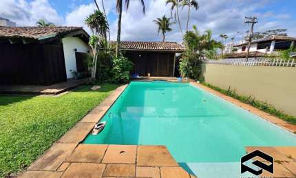 CASA TÉRREA, TERRENO DE ESQUINA (797m²), FRENTE AO MAR!