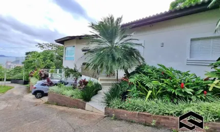 Casa em condomínio, com linda vista ao mar e ao verde!