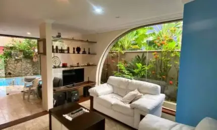 Amplo apartamento 03 dormitórios, com quintal privativo à 150m da praia!