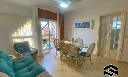 LINDO APARTAMENTO 02 DORMITÓRIOS COM VAGA DEMARCADA À 500M DO MAR!