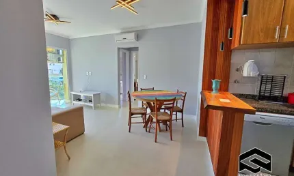 LINDO APARTAMENTO REFORMADO, COM LAZER, LADO PRAIA!