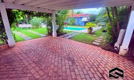 CASA TÉRREA, 05 DORMITÓRIOS E AMPLO QUINTAL COM PISCINA E CHURRASQUEIRA!