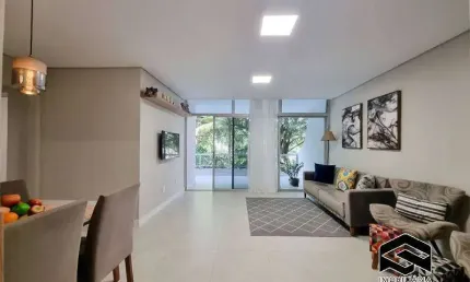Amplo apartamento, todo reformado, apenas  400m da praia!