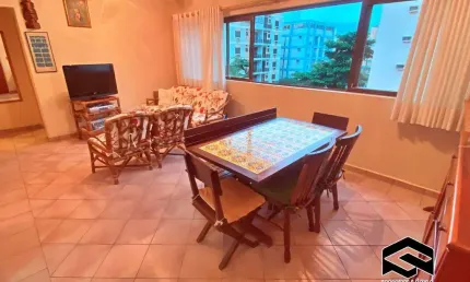 Apartamento 02 dormitórios, lado praia, com sacada!