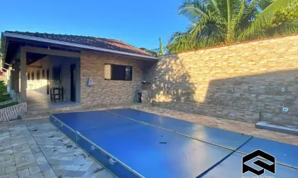 Ampla casa térrea, 03 dormitórios, c/ piscina e churrasqueira na enseada!