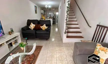 Amplo sobrado geminado, c/ sacada, 02 dormitórios e vaga de garagem!