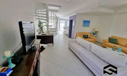 CASA TRIPLEX EM CONDOMÍNIO FECHADO FRENTE A PRAIA, COM LAZER!