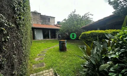 Terreno com 2 casas térreas, isolada em rua tranquila com 500m².