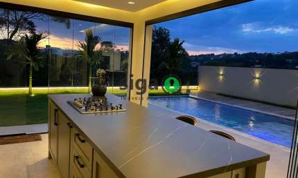 Casa em Condomínio á venda no km 28 da Raposo Tavares, com 431 m de área construída, 5 suítes, 6 vgs