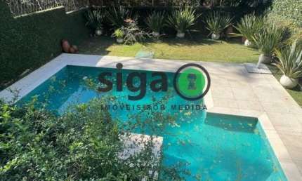 Casa a venda em condomínio fechado no Morumbi, de 420m, 3 quartos e 3 vagas.