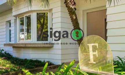 Casa em condomínio, no Jd Cordeiro, com 4 suites , 6 vagas e piscina à Venda