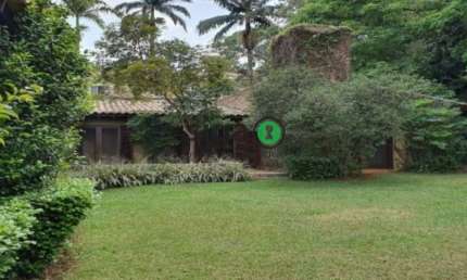 Casa Assobradada de alto padrão, com 4 suites, para venda ou locação com 5 vagas de garagem