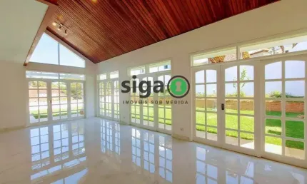 Casa reformada à venda ? 300m², terreno amplo, acabamento de alto padrão e localização privilegiada