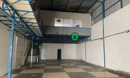 Galpão Industrial à Venda - 450 m² de Área Construída - ZC - Zona Comercial