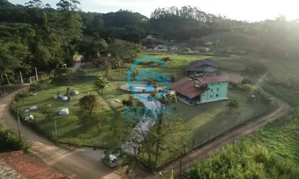 Sitio em meio a natureza com piscina e com terreno de 21.500m² ( 2,1 hectares ) à venda em canelinha/sc