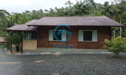 Chácara semimobiliada em meio a natureza com riacho e terreno de 1.200m² à venda em tijucas/sc