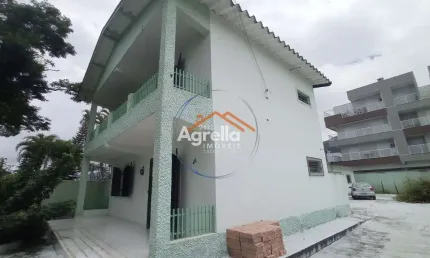 SOBRADO PRÓXIMO À PRAIA, COM ÁREA DE LAZER E CHURRASQUEIRA À VENDA EM UBATUBA