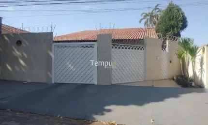 Linda casa espaço sapara alugar no Jardim América - Goiânia/GO