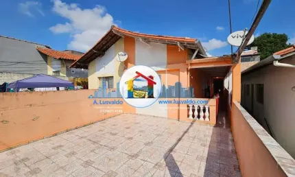 Casa com 2 dormitórios, mais 1 moradia, terraço, sacada e 2 vagas no jardim Itapura