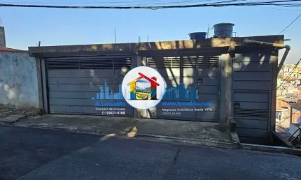 Propriedade em área de 230m³ com 4 casas para renda, e 3 vagas cobertas no jardim são carlos