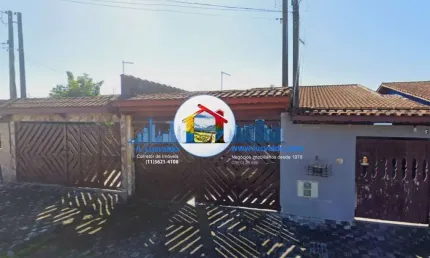 Casa térrea com 2 dormitórios e 2 vagas a 500m da praia em mongaguá!