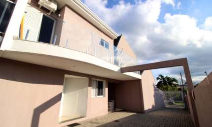 Linda residência em condomínio, sendo sobrado triplex
