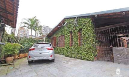 Casa para Venda - 381m², 3 dormitórios, sendo 1 suites, 4 vagas - Tristeza
