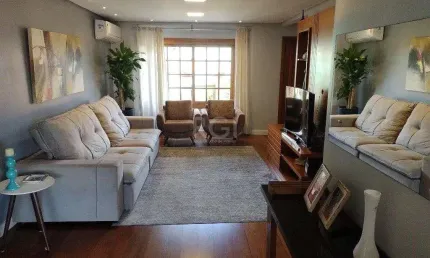 Excelente casa com 03 suíte, espaço gourmet com churrasqueira, living com lareira, pátio com piscina e garagem para 02 carros no bairro Espírito Santo