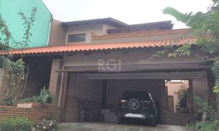 Casa de 270m² - 3 dormitórios, 1 suíte, churrasqueira, pátio e 3 vagas de garagem