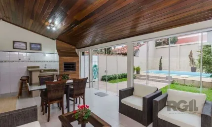 Excelente casa de 379m² com 3 dormitórios, piscina e 4 vagas.