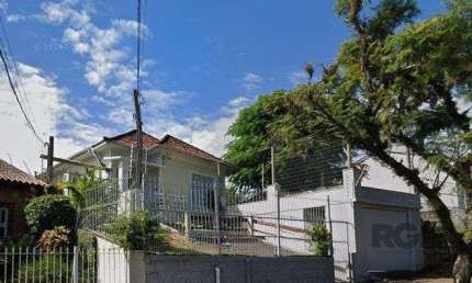 Casa 3 dormitórios, 1 vaga de garagem ampla e coberta. Possui edícula com 3 peças. Espaço com churrasqueira e dispensa. Área total de 484m².