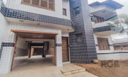 Casa com 240m², 3 dormitórios, 6 vagas no bairro Sarandi