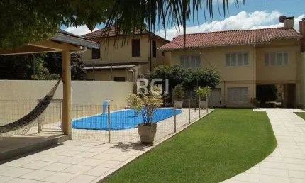 Casa para Venda - 300m², 4 dormitórios, sendo 2 suites, 4 vagas - Medianeira