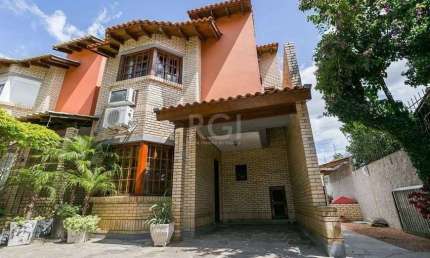 Casa de 147m² - 3 dormitórios, 1 suíte, churrasqueira, pátio com piscina e 3 vagas de garagem no Guarujá